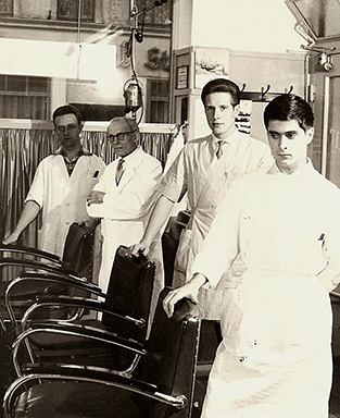 Carl-Heinz Löntz in seinem ersten Salon in der Bremer Straße im Jahr 1959
